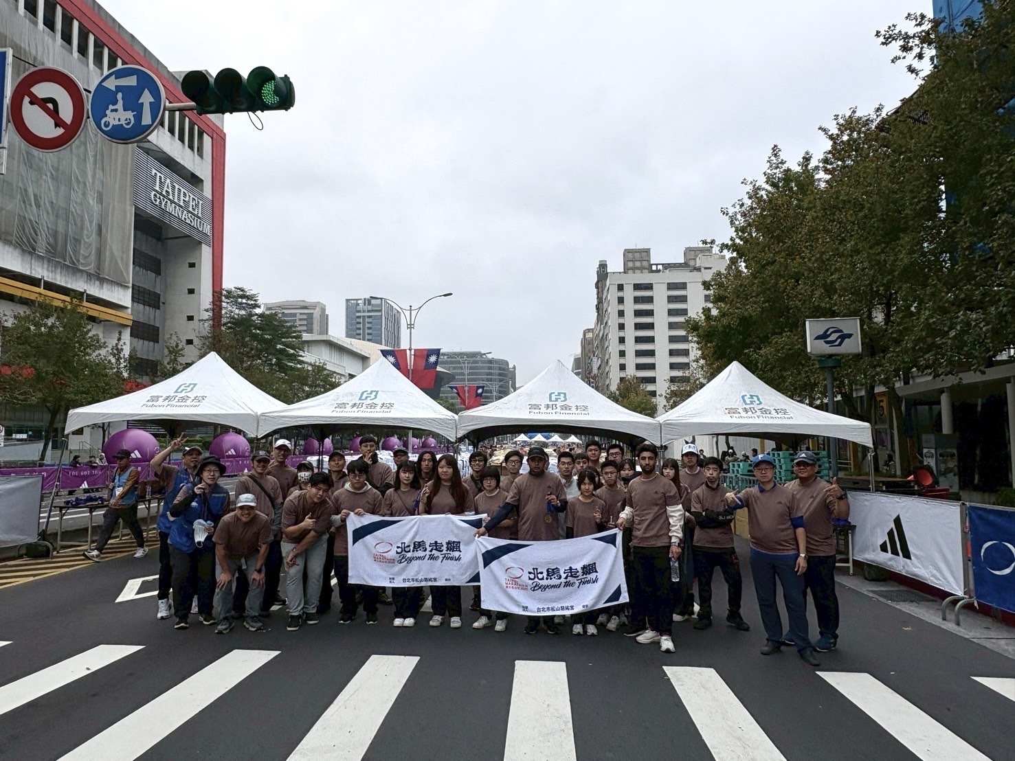 MCUT students volunteering at the Taipei Marathon