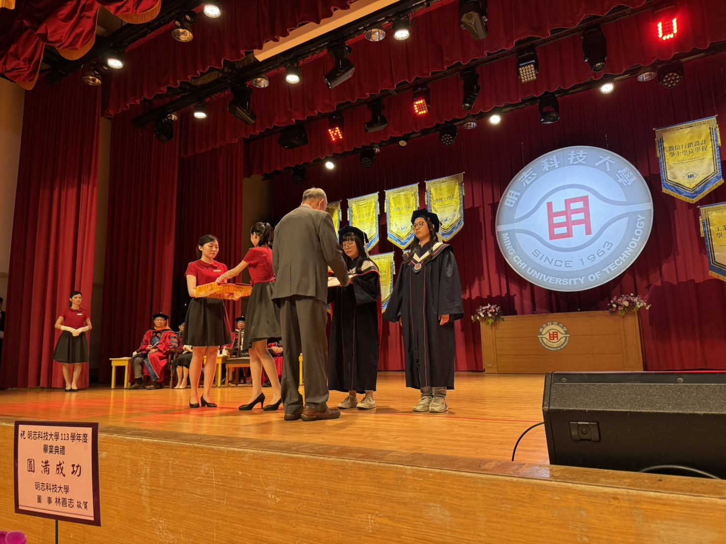 Alumni Association President presents Founder Wang Legacy Scholarships