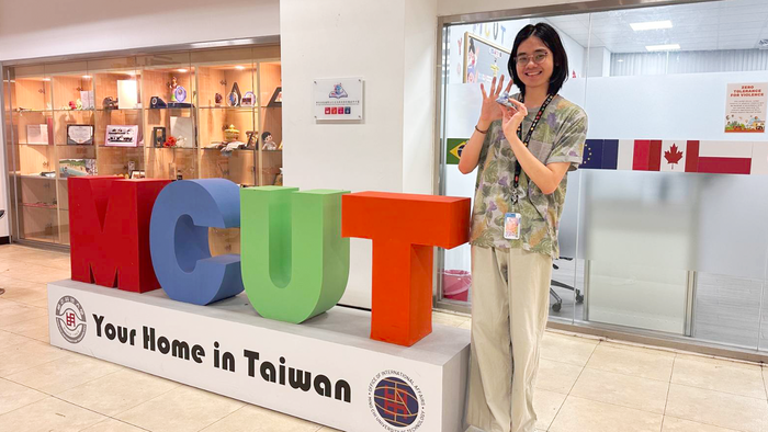 境外生於活動期間前往國際事務處領取粽子，共同感受端午佳節氛圍。(另開新視窗/png檔)圖片