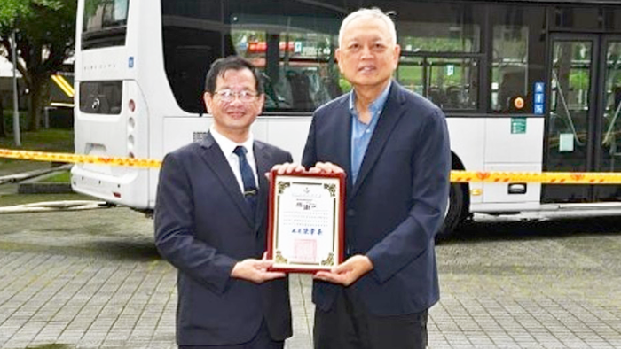 Commissioner Chung-Yueh Chen (left), Commissioner of the New Taipei City Fire Department, presents a certificate of appreciation to President Tzu-Hua Liu (right) of Ming Chi University of Technology in recognition of the University's contributions to hydrogen safety education and technical exchange.(Open new window/png file)Image