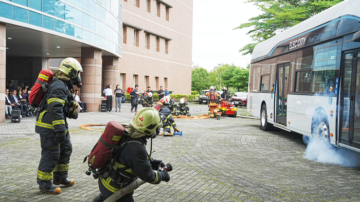 Firefighters Conducting a Hydrogen Fuel Cell Bus Fire Rescue Exercise.(Open new window/png file)Image