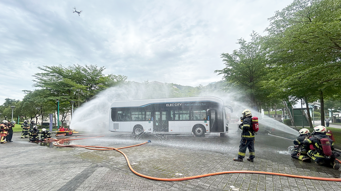Live Fire Suppression Exercise Demonstrating Emergency Response Procedures for Hydrogen-Powered Vehicles.(Open new window/png file)Image
