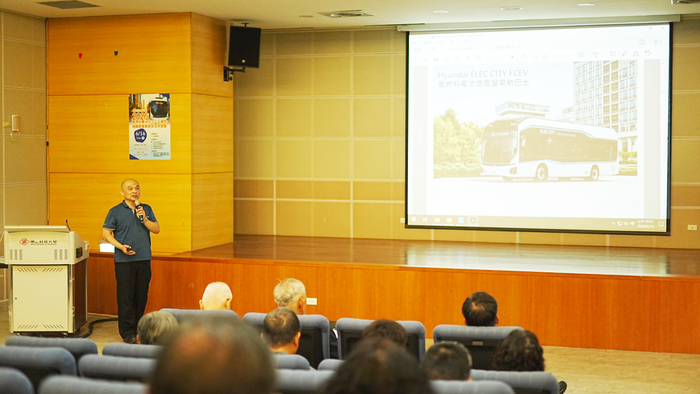 Technical Seminar on the Hyundai ELEC CITY Fuel Cell Low-Floor Electric Bus.(Open new window/png file)Image