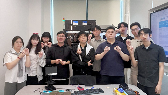 學生親手製作具光電效應的鈣鈦礦太陽能電池(另開新視窗/png檔)圖片