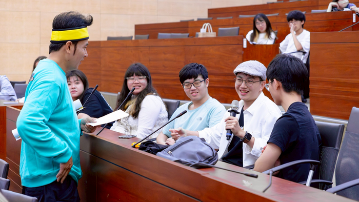 Banana Brother shared his life experiences through humorous interactions, creating a lively and engaging atmosphere throughout the event.(Open new window/png file)Image