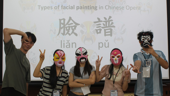 明志科技大學辦理2026中華語言文化營-進行華語課國劇臉譜實作。(另開新視窗/png檔)圖片