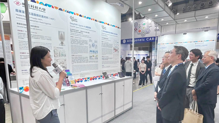 明志科技大學環安衛系嚴莉婷老師(左)參加2026亞洲生技大展並進行技術說明。(另開新視窗/png檔)圖片