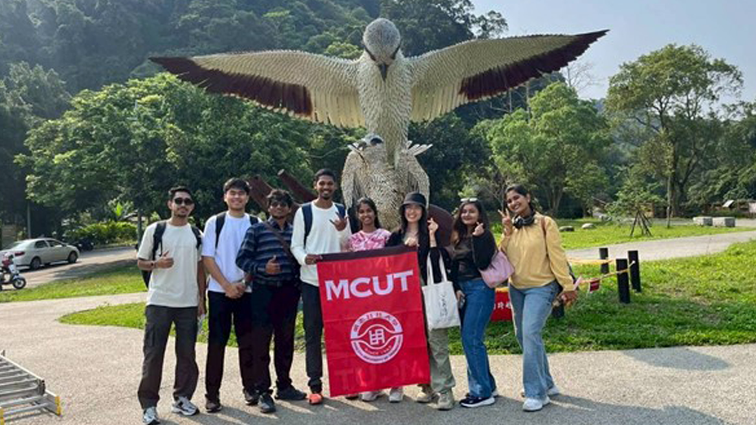 Group photo in front of Yuemei Artificial Wetland Ecological Park.(Open new window/png file)Image
