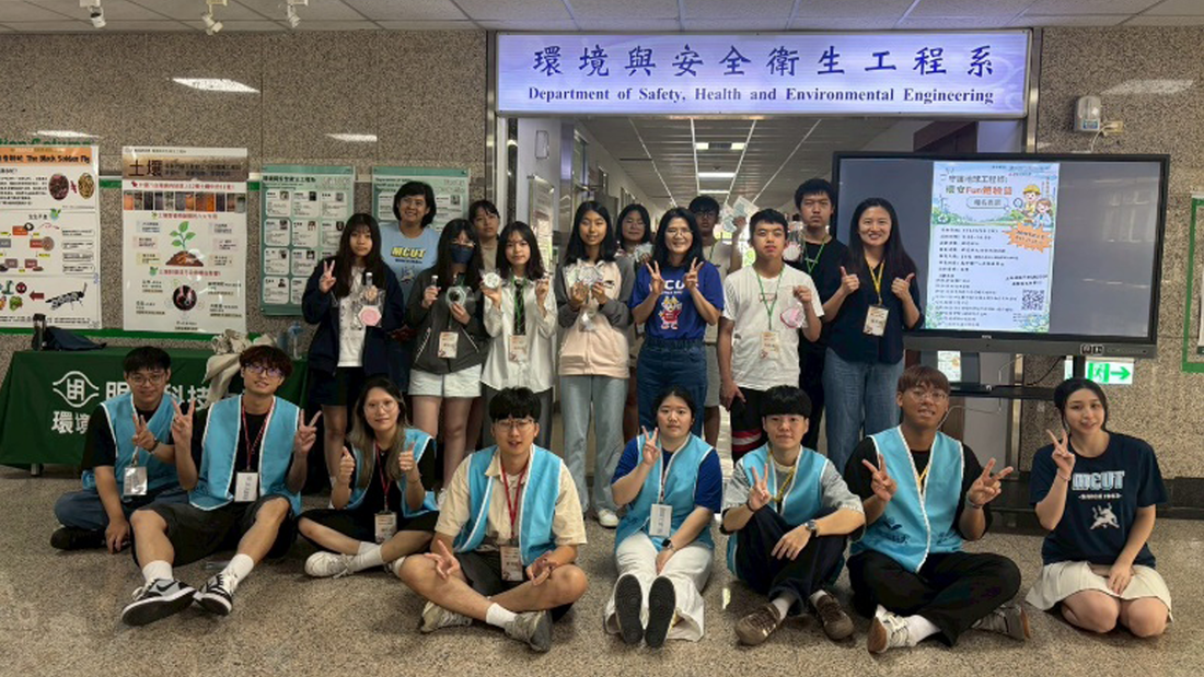 Group photo of participating high school and vocational high school students with faculty members and student volunteers.(Open new window/png file)Image