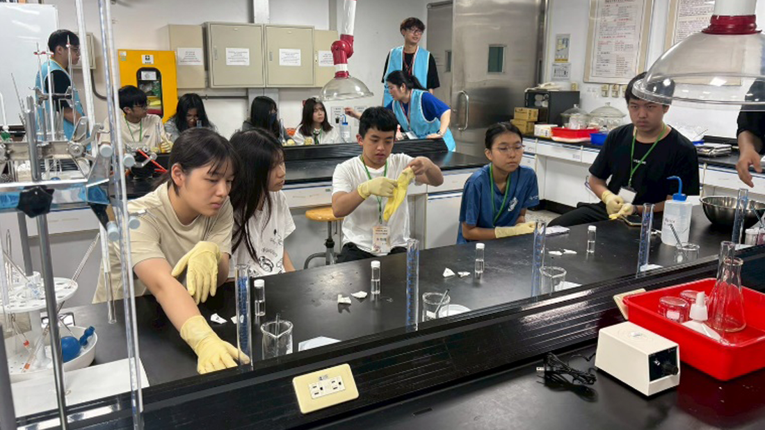 Students participating in laboratory hands-on activities and experiments.(Open new window/png file)Image
