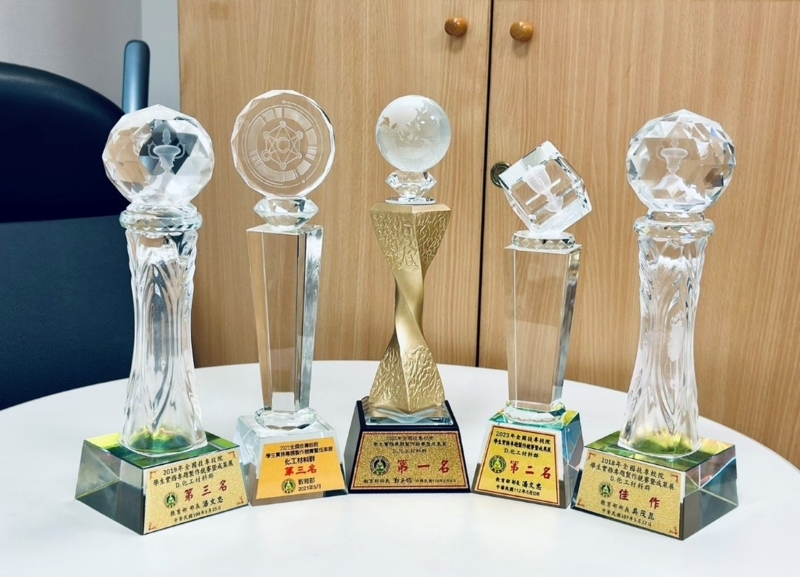 【Award Information】Ming Chi University of Technology Students Win Three Awards at National Project Competition; Materials Science Professor Achieves Historic Grand Slam of Awards(Open new window/jpg file)Image