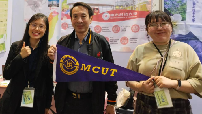 Group photo with sister university representative, Dr. Hong-Ming Ku (KMUTT).(Open new window/png file)Image