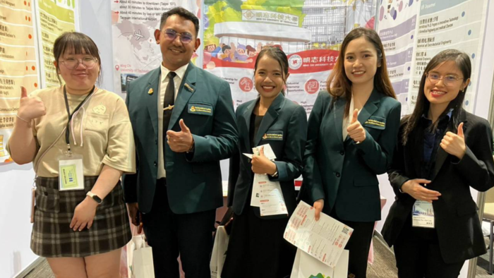 Group photo with representatives from Kasetsart University.(Open new window/png file)Image