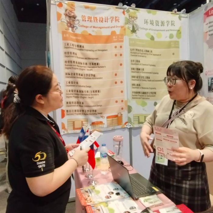 與英業達泰國廠（ITE）行政管理部代表周尚怡小姐於展位現場討論泰籍人才延攬與新型專班合作機制(另開新視窗/png檔)圖片