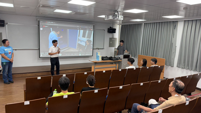 Secretary-General visiting individual classrooms to introduce the university(Open new window/png file)Image