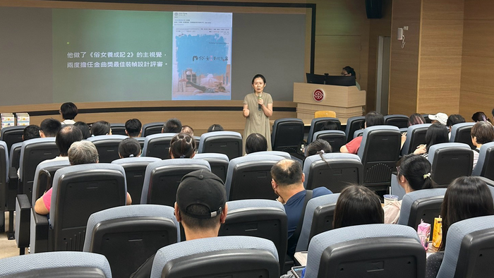 老師向家長介紹系所與未來課程(另開新視窗/png檔)圖片